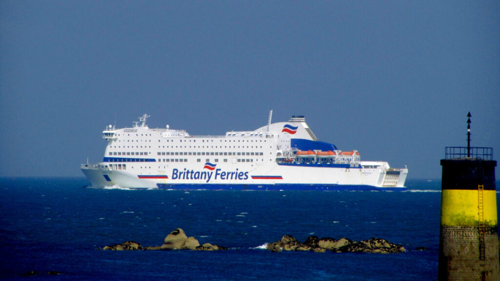 Armorique (2) appareillant de Roscoff