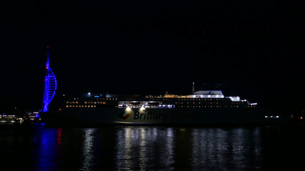 Galicia passant la Spinnacker Tower de nuit, à Portsmouth
