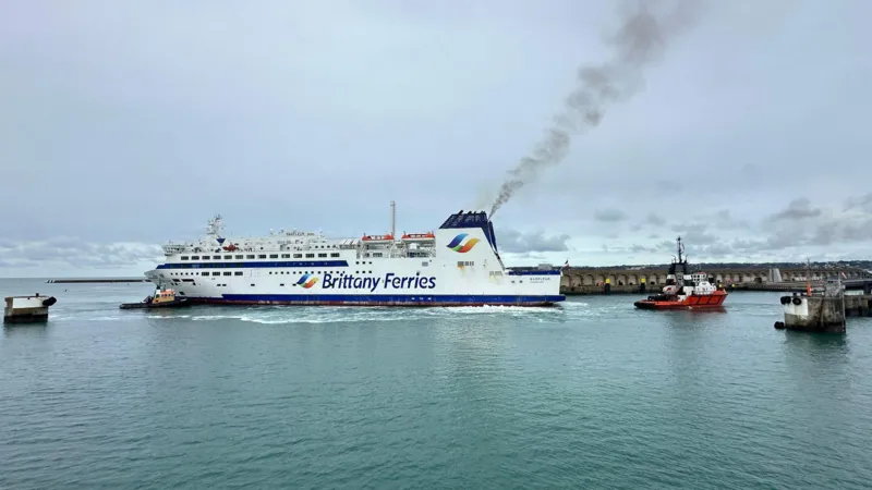 Barfleur assurant des essais d'accostage à Jersey