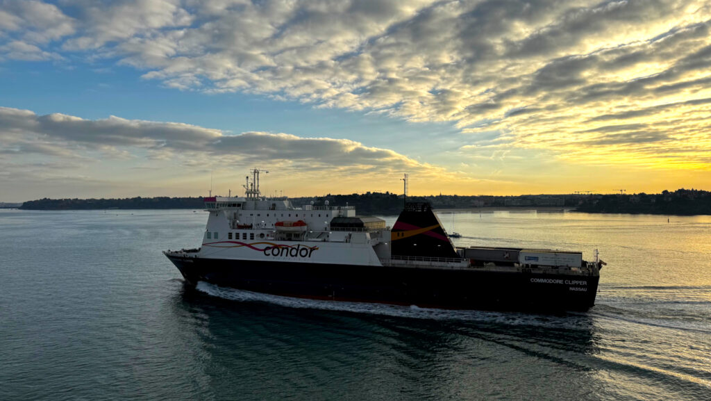 Commodore Clipper arrivant à Saint-Malo