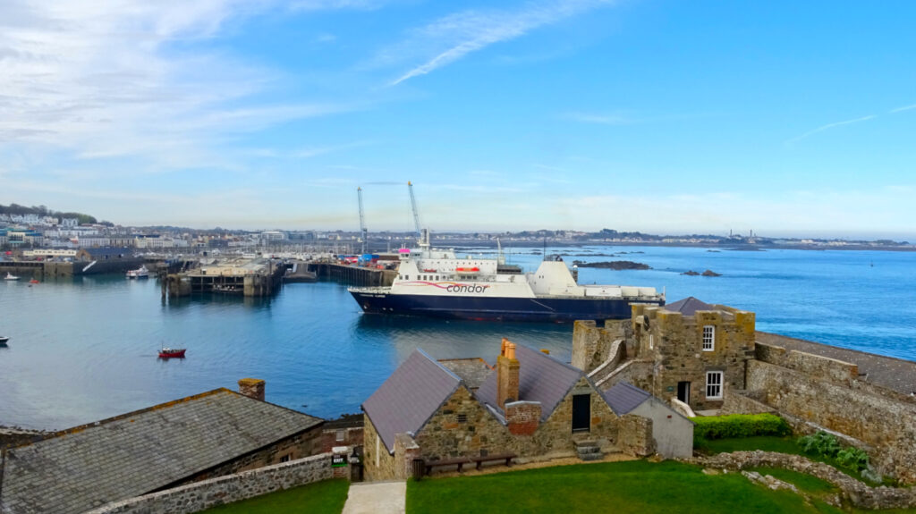 Commodore Clipper accostant à Saint-Peter Port