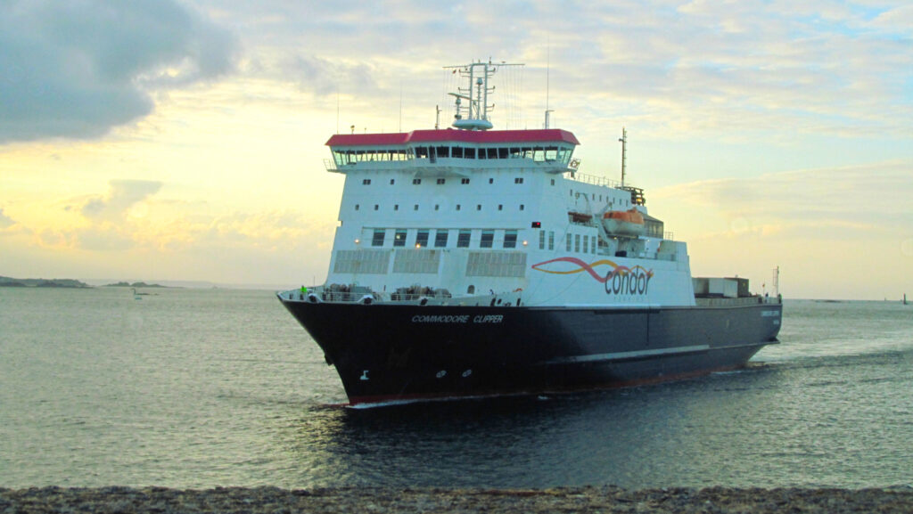 Commodore Clipper arrivant à Saint-Malo