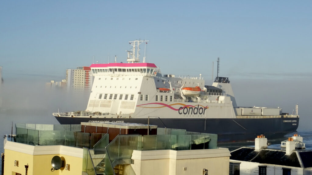 Commodore Clipper quittant Portsmouth