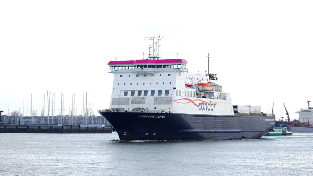 Commodore Clipper quittant Portsmouth