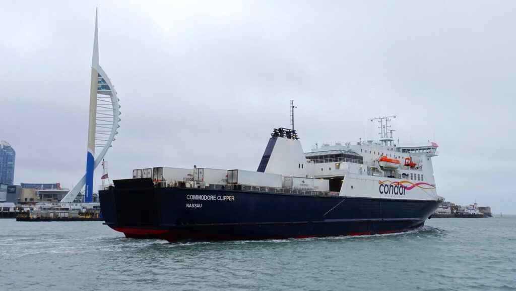 Commodore Clipper quittant Portsmouth