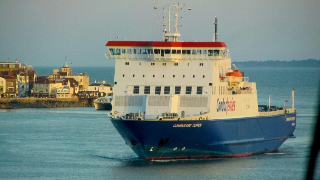 Commodore Clipper arrivant à Portsmouth