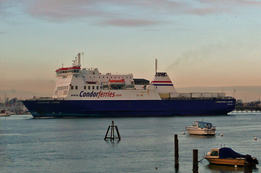 Commodore Clipper quittant Portsmouth