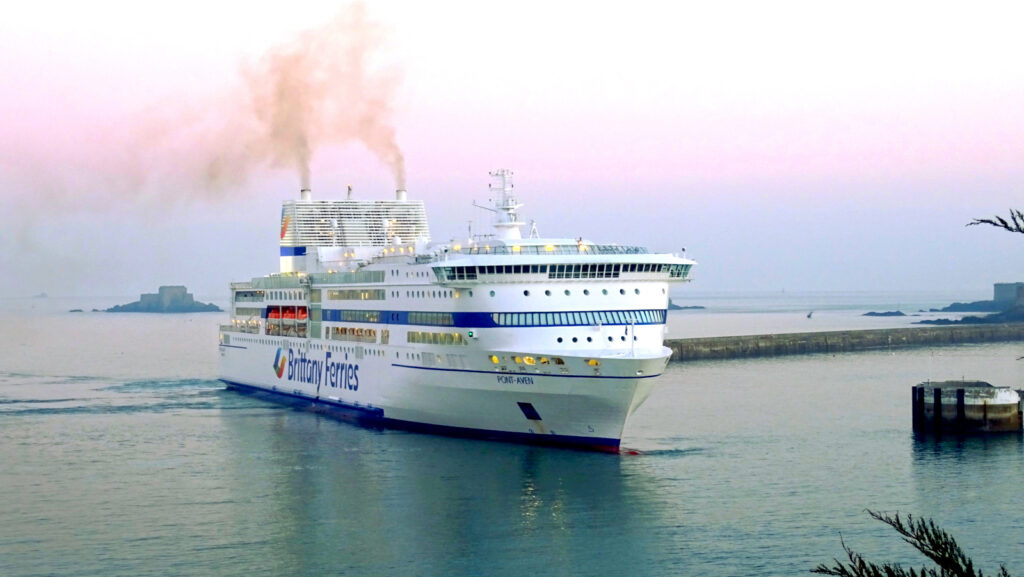 Pont-Aven s'amarrant à Saint-Malo