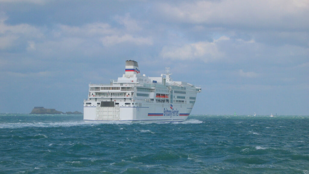 Pont-Aven quittant Saint-Malo, après l'une de ses premières escales
