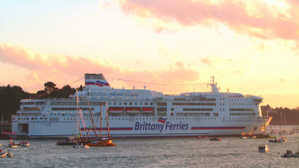 Pont-Aven à Saint-Malo, après avoir donné le départ de la Route du Rhum 2014
