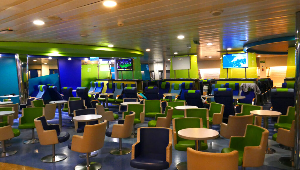 Café et salon de sièges Pullman à bord d'Armorique (2)