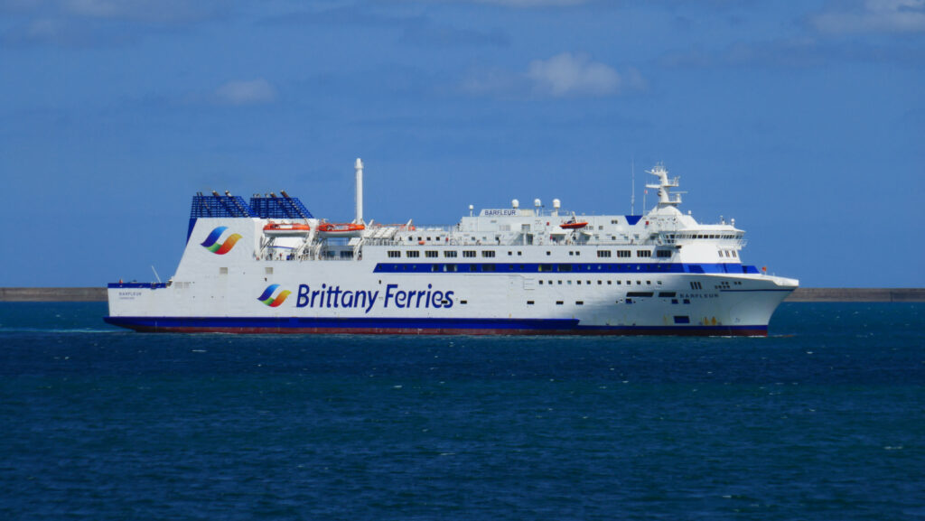 Barfleur arrivant à Cherbourg depuis Poole.
