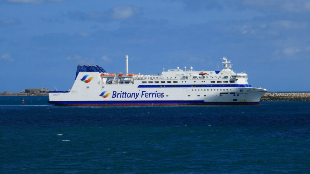 Barfleur arrivant à Cherbourg depuis Poole.