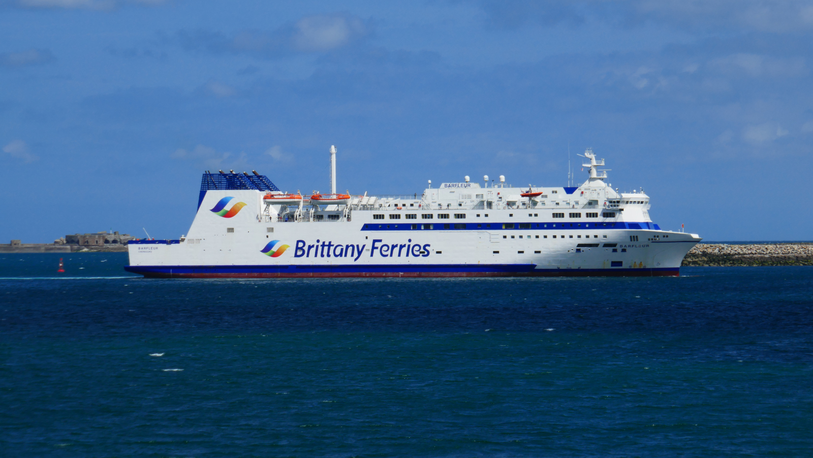 Barfleur arrivant à Cherbourg depuis Poole.