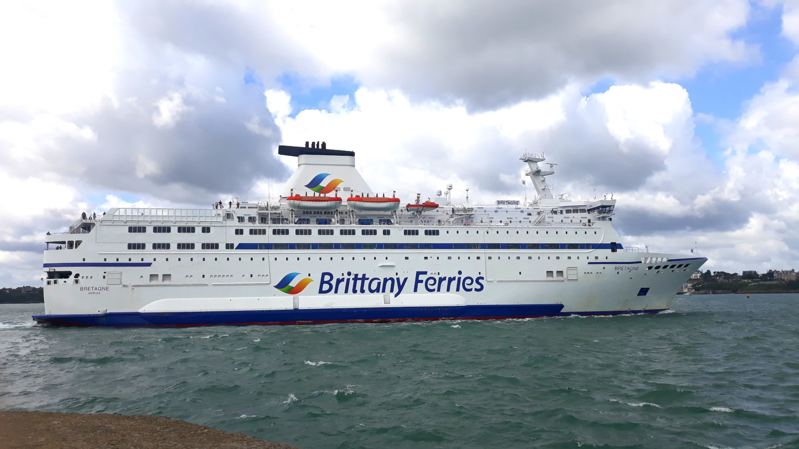 Bretagne appareillant de Saint-Malo, en 2019