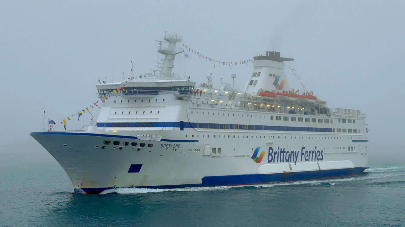 Bretagne entamant son dernier déhalage dans la baie de Saint-Malo. Le ferry est photographié depuis Armorique.