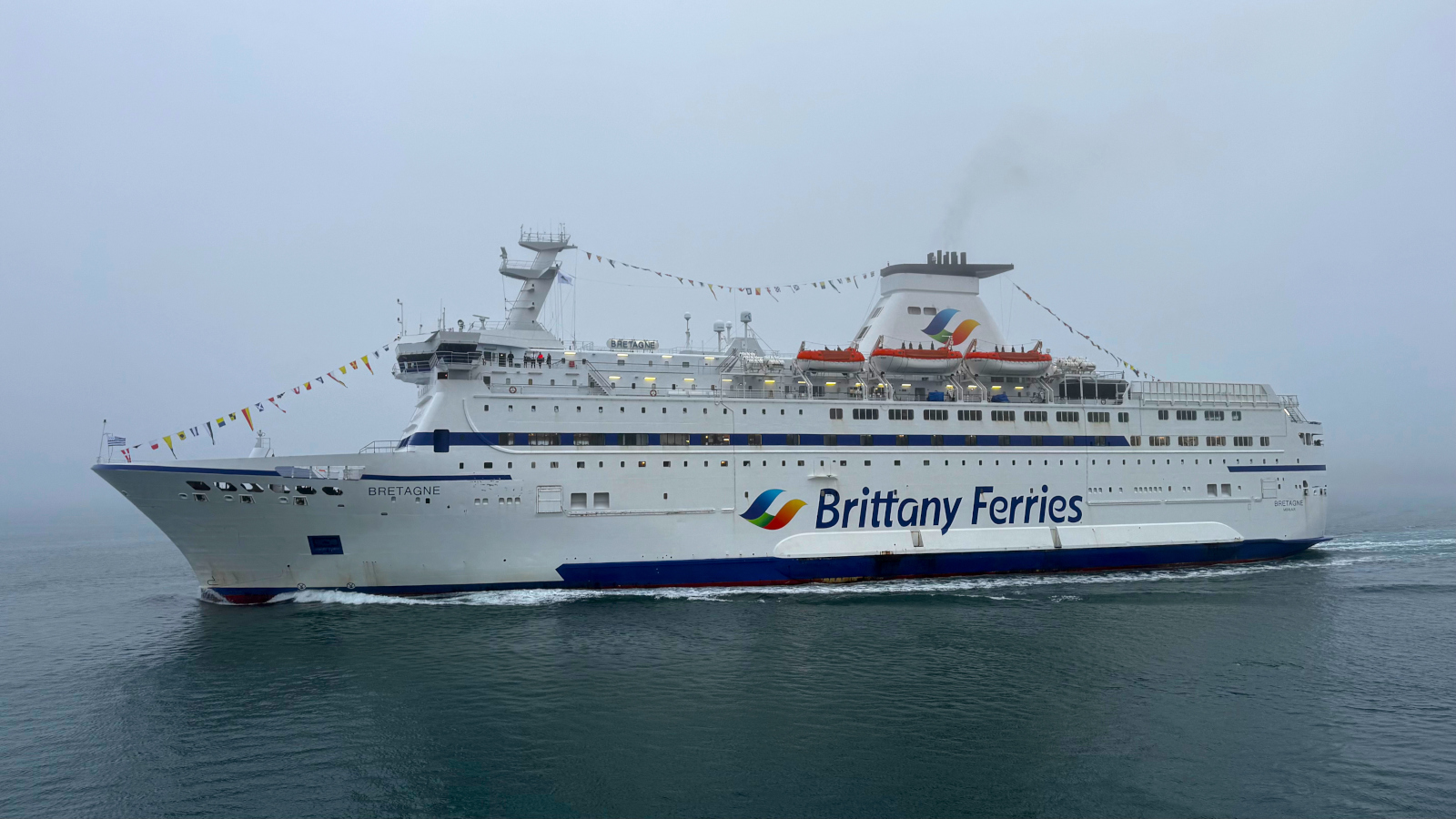 Bretagne entamant son dernier déhalage dans la baie de Saint-Malo. Le ferry est photographié depuis Armorique.