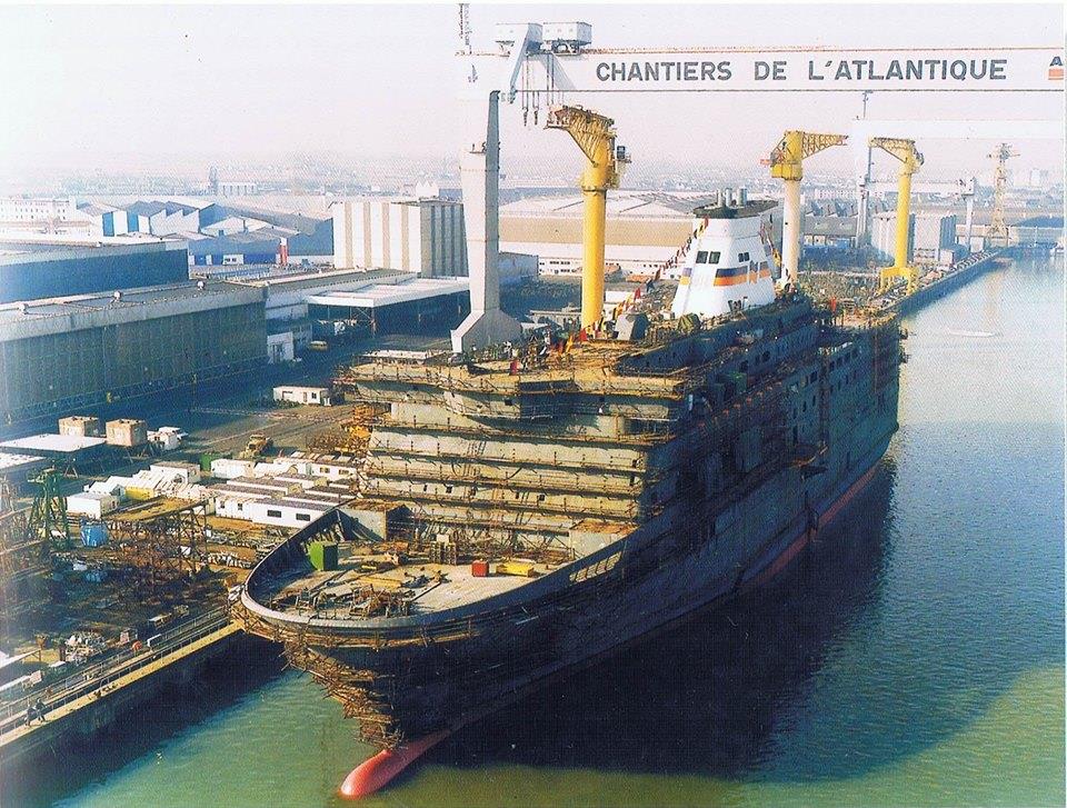 Ferry Bretagne durant sa construction aux Chantiers de l'Atlantique de Saint-Nazaire, en 1989.