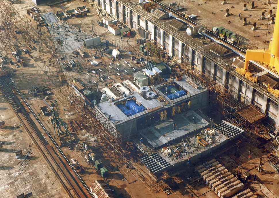 Ferry Bretagne durant sa construction aux Chantiers de l'Atlantique de Saint-Nazaire, en 1988.