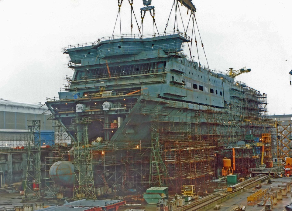 Ferry Bretagne durant sa construction aux Chantiers de l'Atlantique de Saint-Nazaire, en 1989.