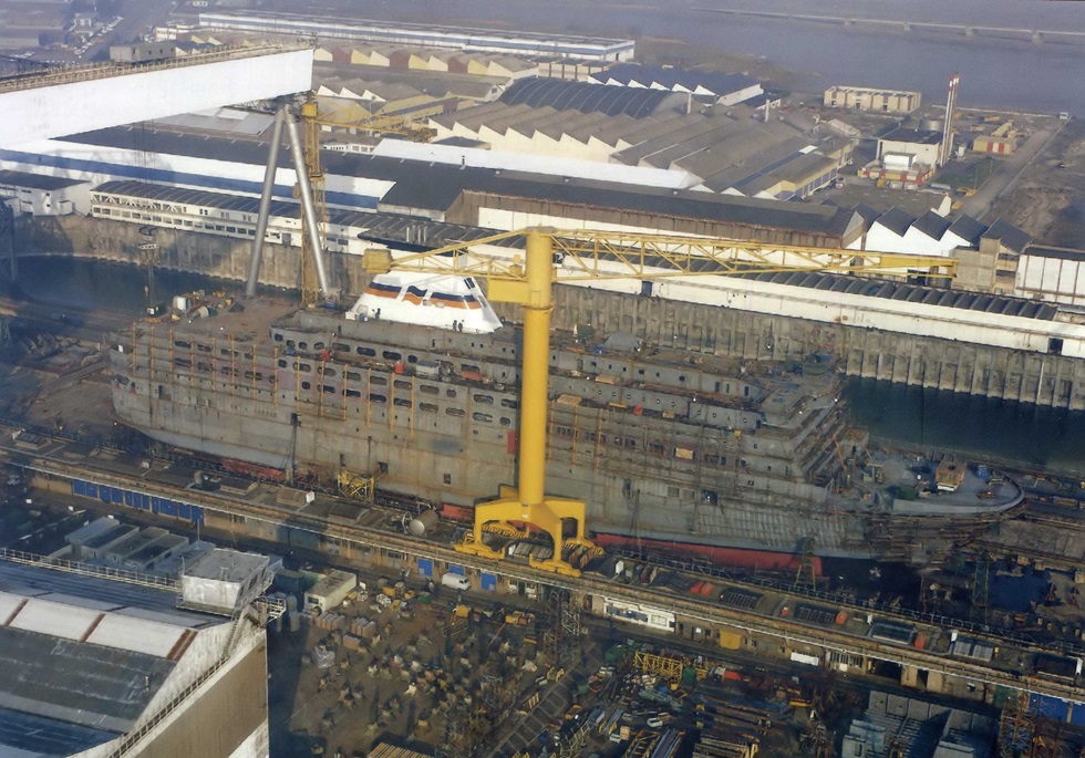 Ferry Bretagne durant sa construction aux Chantiers de l'Atlantique de Saint-Nazaire, en 1989.