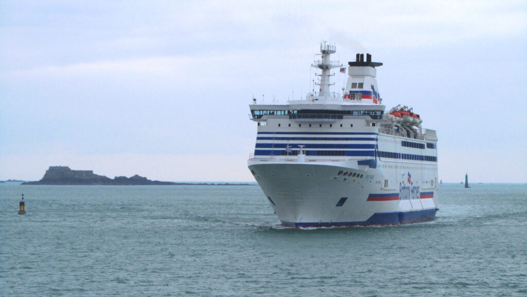 Bretagne arrivant à Saint-Malo.
