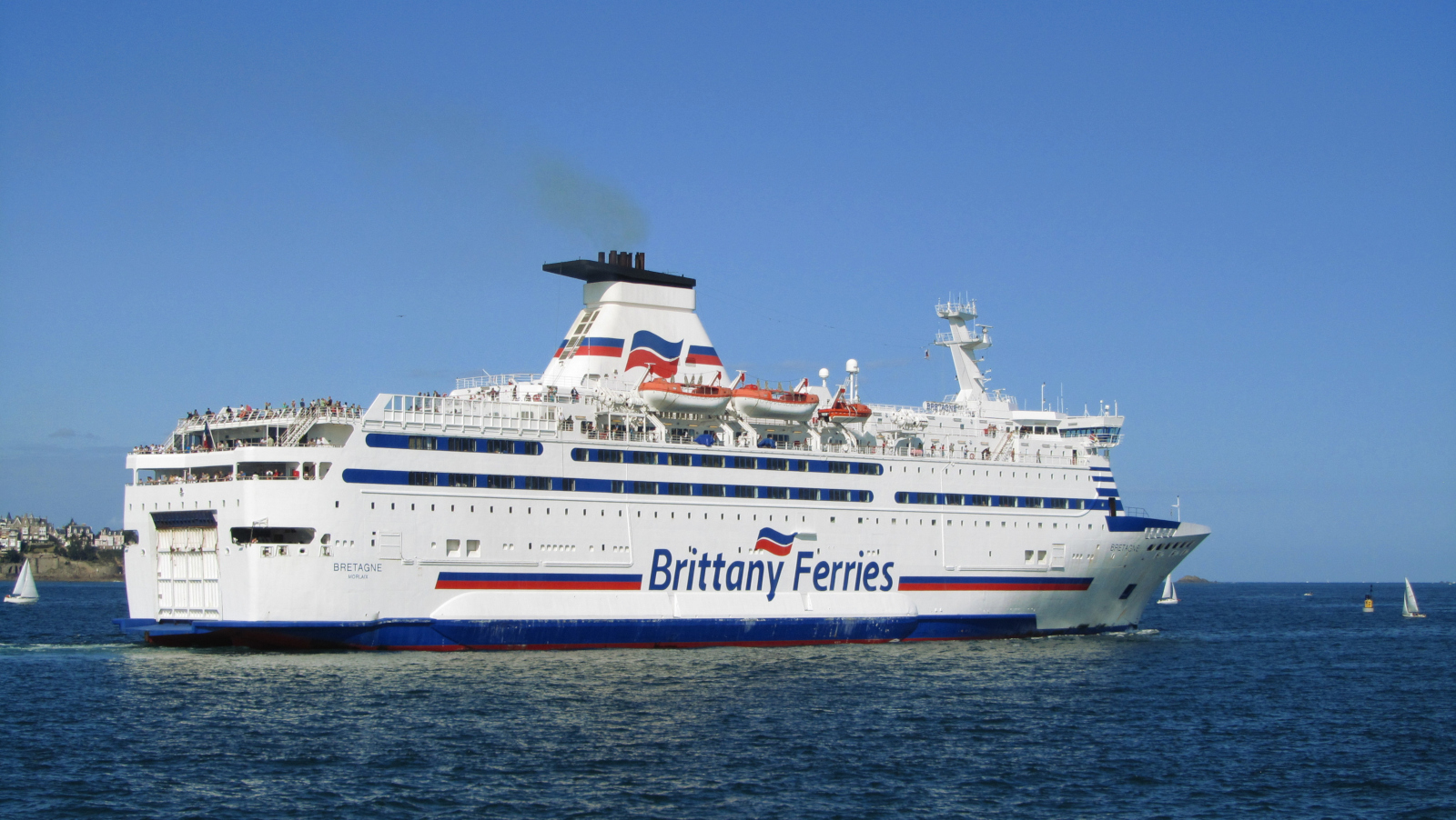 Bretagne appareillant de Saint-Malo en direction de Portsmouth