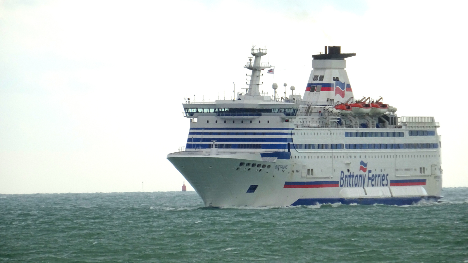 Bretagne arrivant à Saint-Malo, au large du phare du Grand Jardin