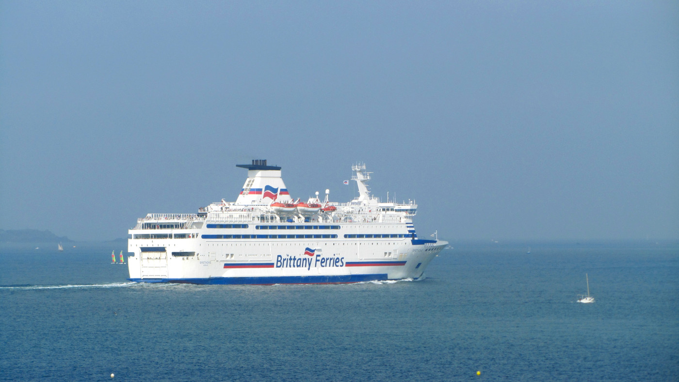 Bretagne appareillant de Saint-Malo en destination de Portsmouth, Grande-Bretagne.
