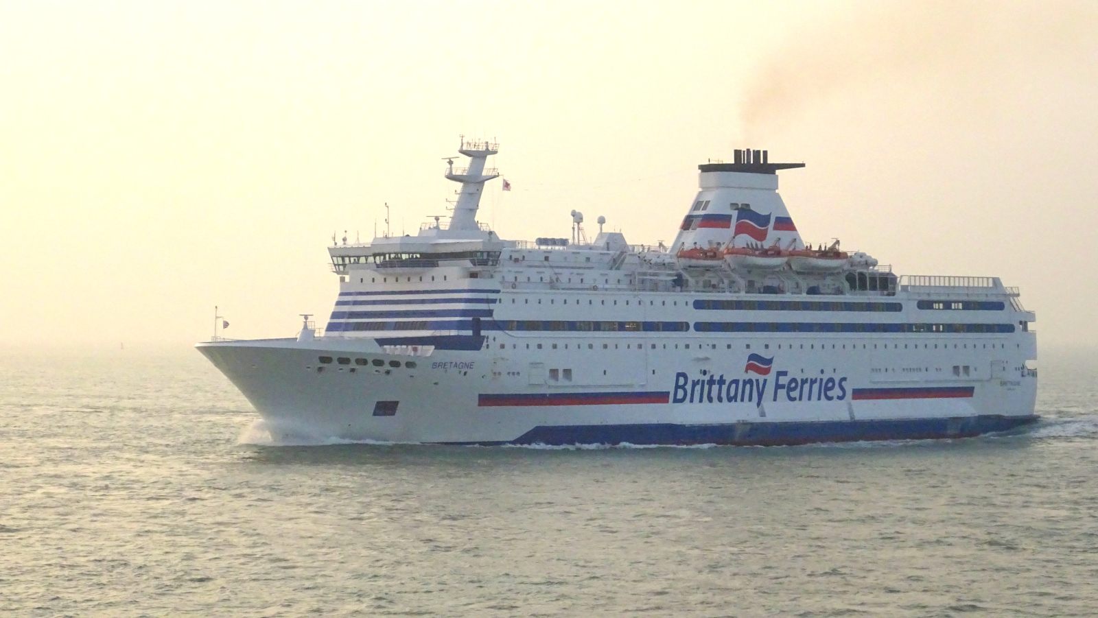 Bretagne arrivant à Saint-Malo. Il passe au large du phare du Grand Jardin