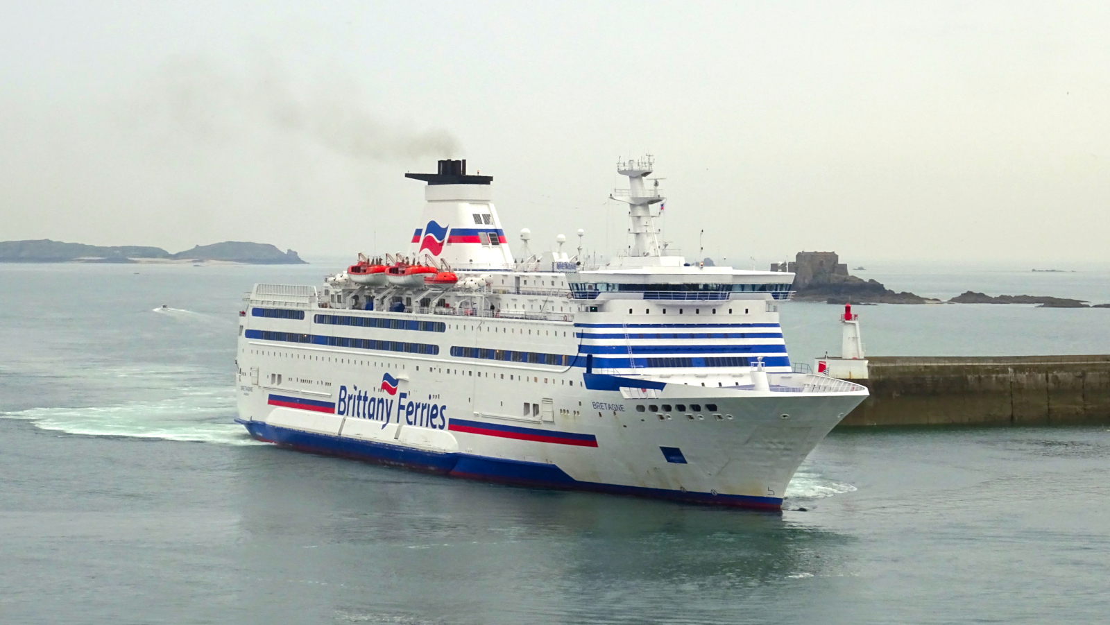 Bretagne manœuvrant dans l'avant-port de Saint-Malo.