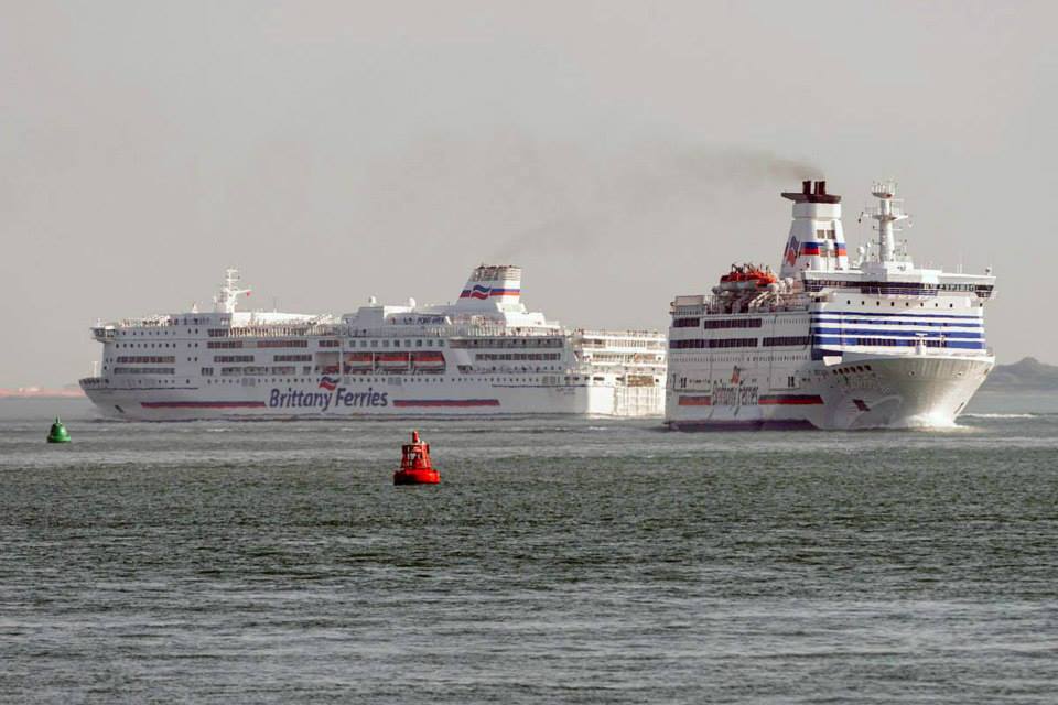 Bretagne croise Pont-Aven dans le Solent, peu avant l'arrivée à Portsmouth.