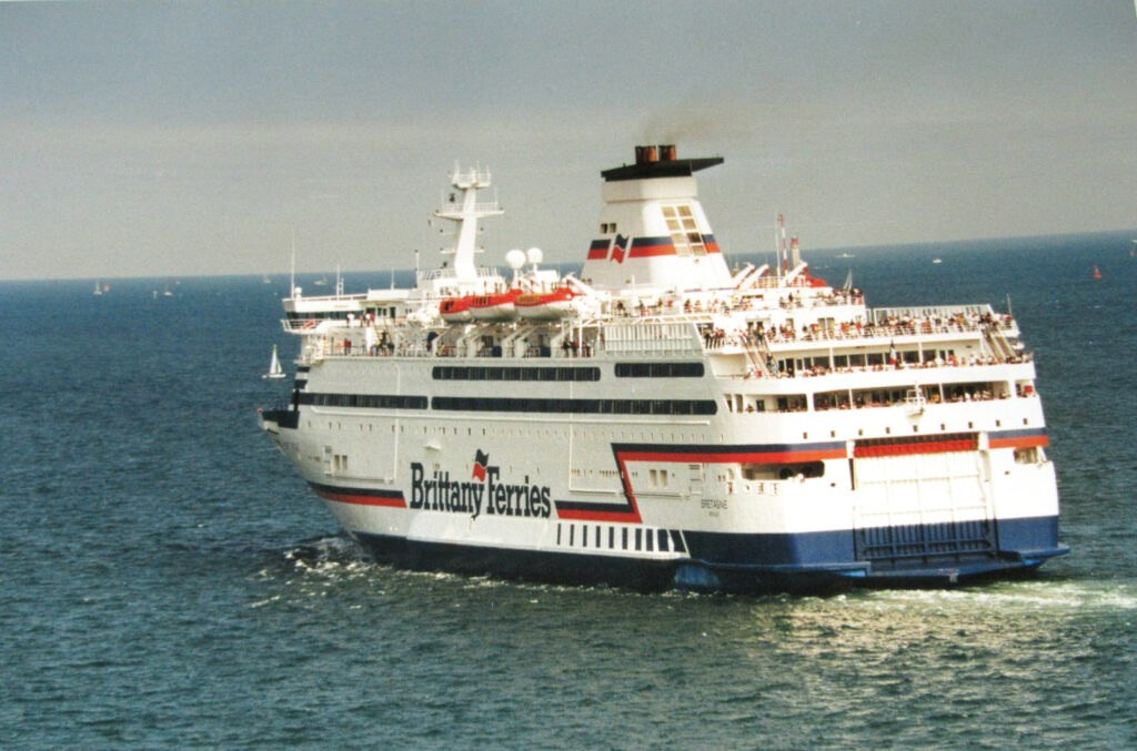 Bretagne appareillant de Saint-Malo en direction de Portsmouth.