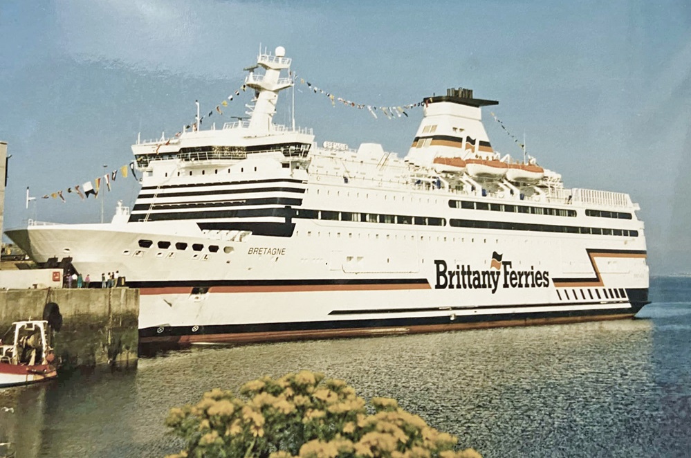 Bretagne arborant le grand pavois à Roscoff.