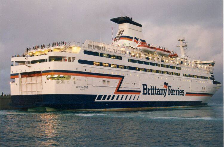 Ferry Bretagne manœuvrant dans le port de Roscoff, dans les années 1990.