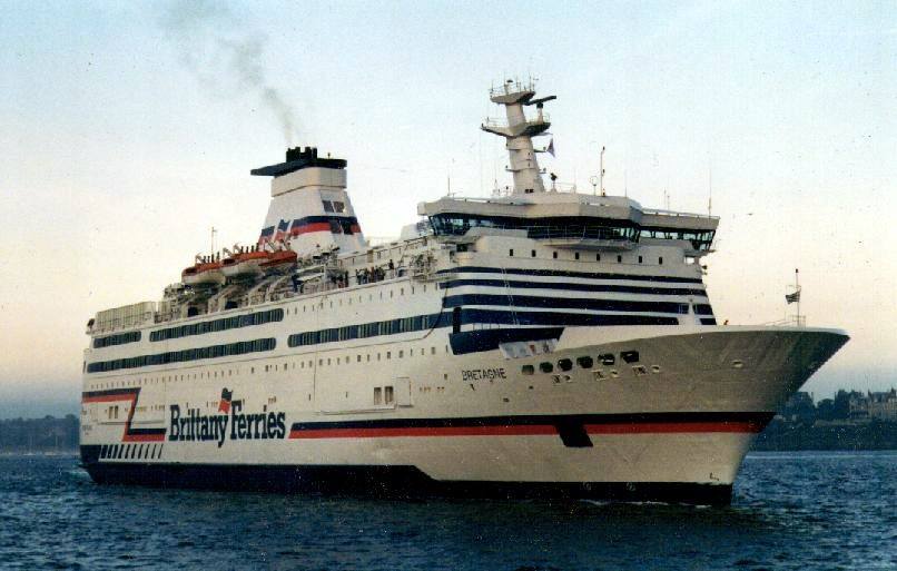 Bretagne manœuvrant dans le port de Saint-Malo.