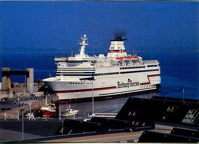 Bretagne manœuvrant pour accoster dans le port de Roscoff.