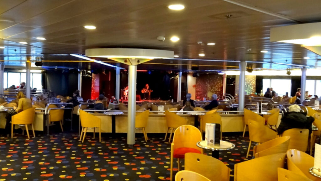 Scène du bar Le Gwenn-Ha-Du à bord du car-ferry Bretagne.