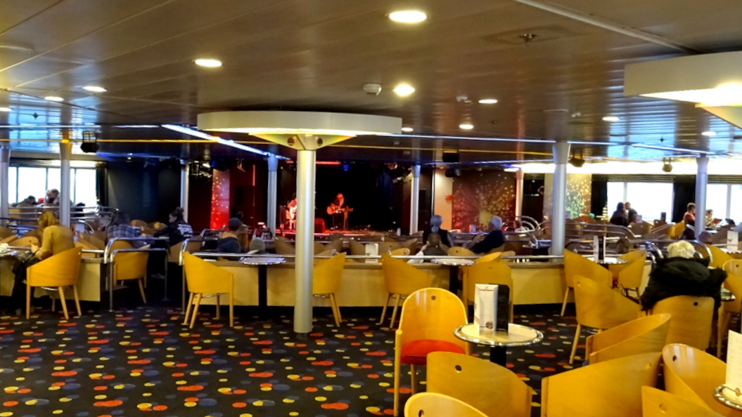 Scène du bar Le Gwenn-Ha-Du à bord du car-ferry Bretagne.