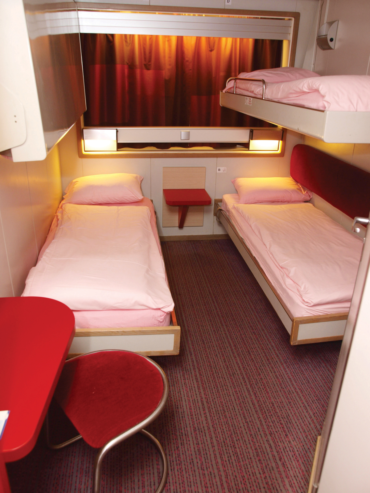 Photographie d'une cabine 4 couchettes à bord de Bretagne.