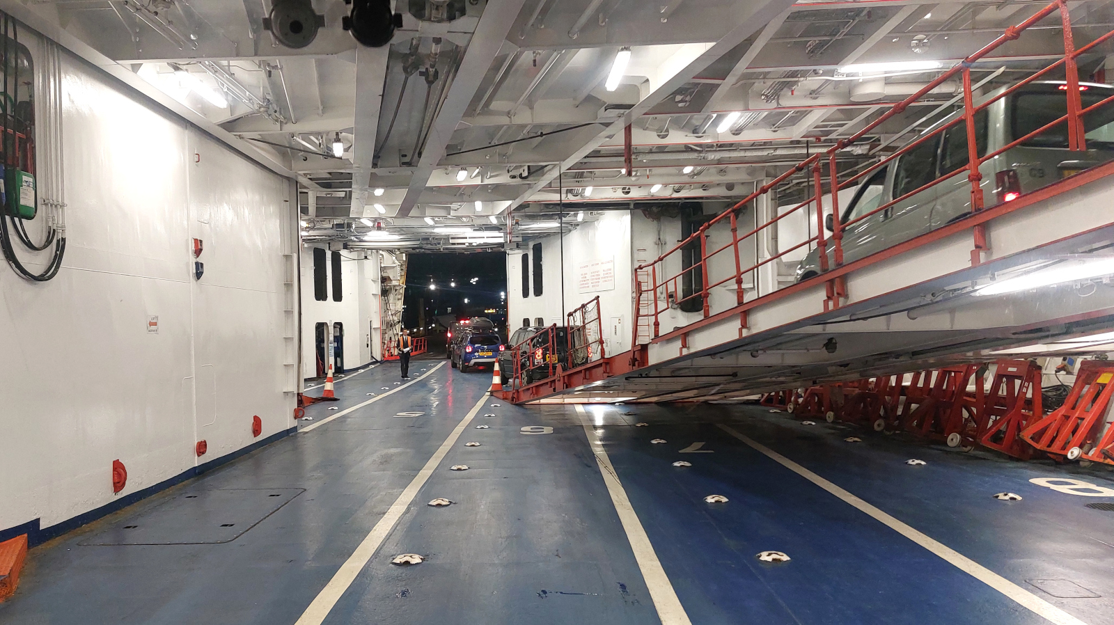 Pont garage du car-ferry Bretagne.