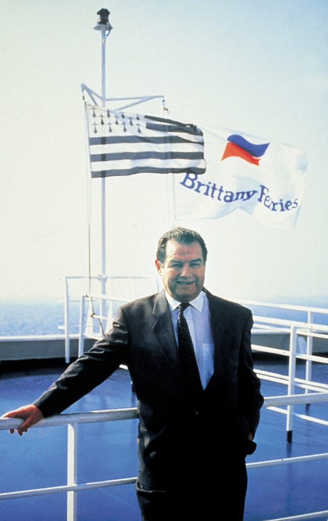 Alexis Gourvennec, fondateur de Brittany Ferries, pose sur la plage avant de Bretagne.