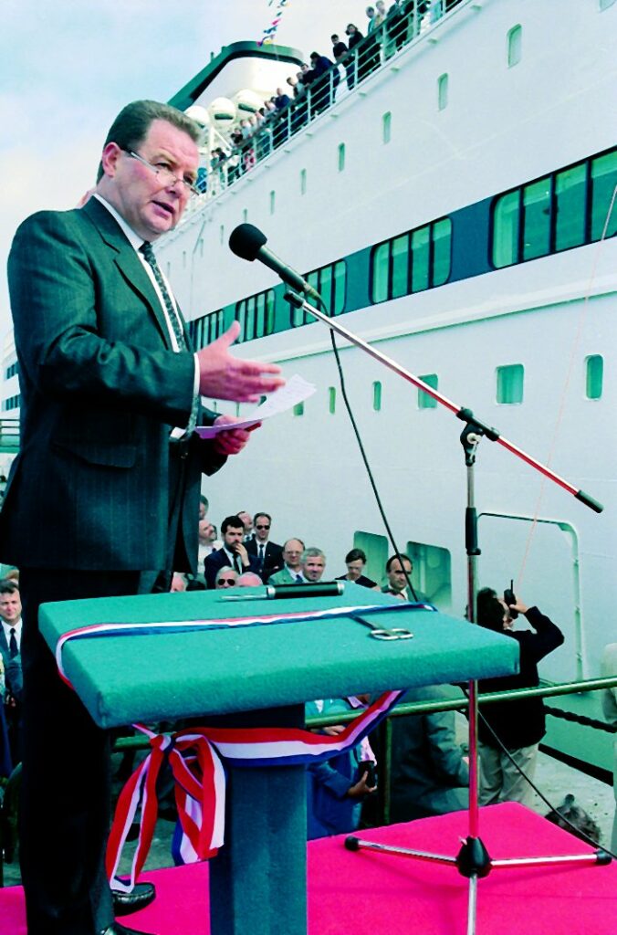 Alexis Gourvennec, fondateur de Brittany Ferries, prononce un discours à l'occasion du baptème de Bretagne.