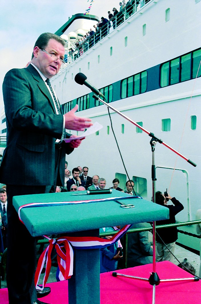 Alexis Gourvennec, fondateur de Brittany Ferries, prononce un discours à l'occasion du baptème de Bretagne.