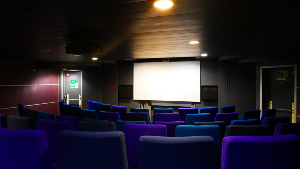 Le ferry Bretagne compte deux salles de cinéma, sur le pont 5.