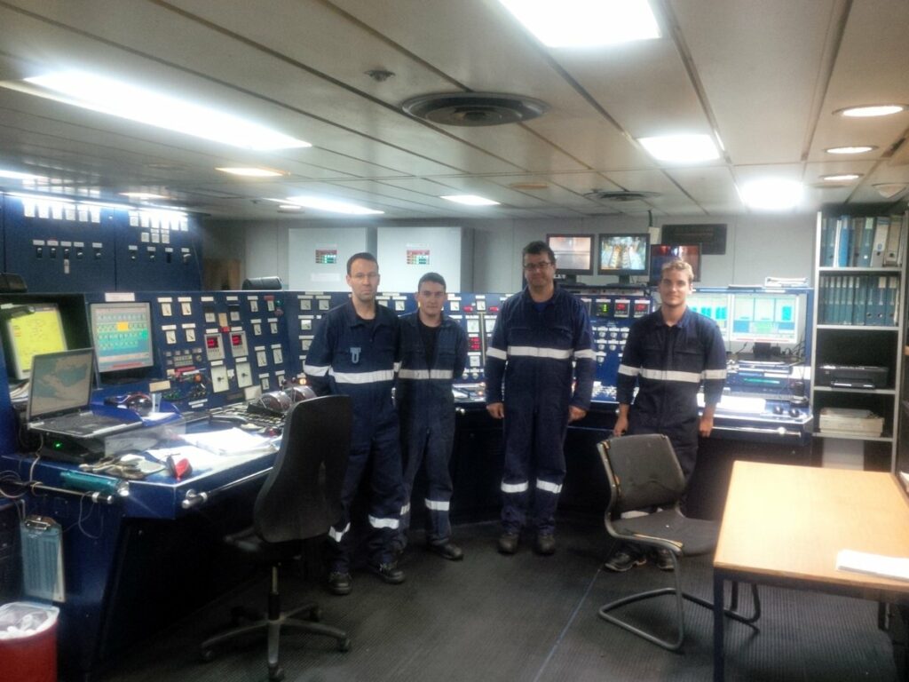Équipage de la machine de Bretagne, photographié dans le poste de commande.