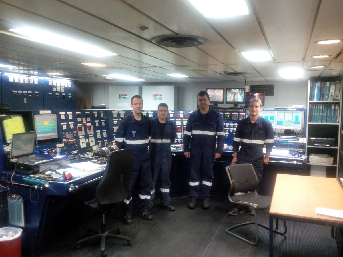 Équipage de la machine de Bretagne, photographié dans le poste de commande.