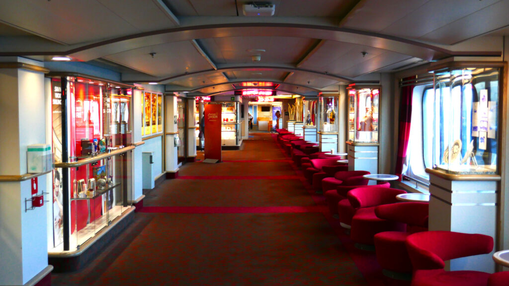 La galerie du pont 7 est entourée d'œuvres signées Alexander Goodie.