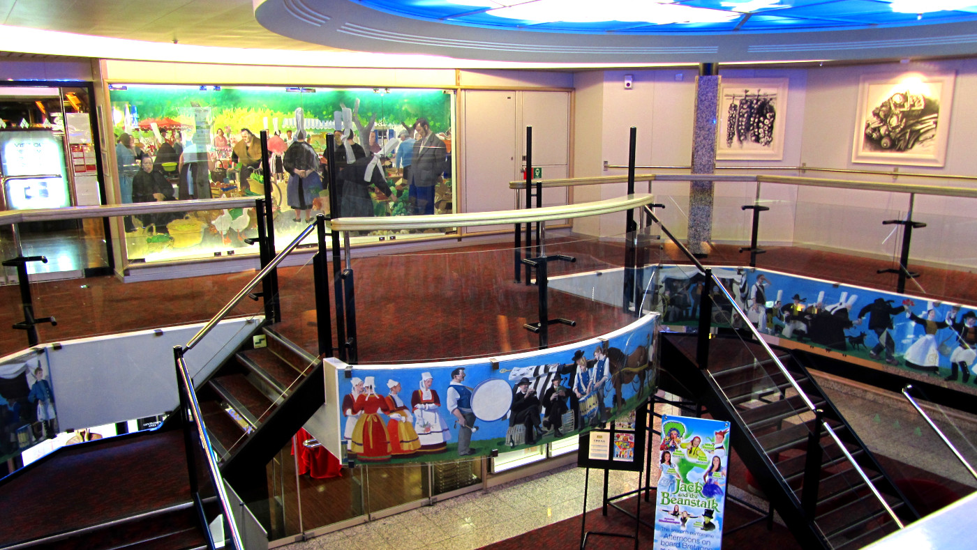L'atrium d'accueil de Bretagne est entouré par une fresque d'Alexander Goodie, qui célèbre la culture bretonne.