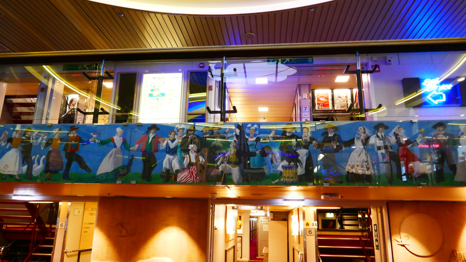 L'atrium d'accueil de Bretagne est entouré par une fresque d'Alexander Goodie, qui célèbre la culture bretonne.